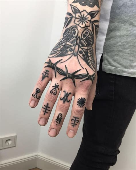 tatuajes de hombres en la mano|tattoo en la mano arbol.